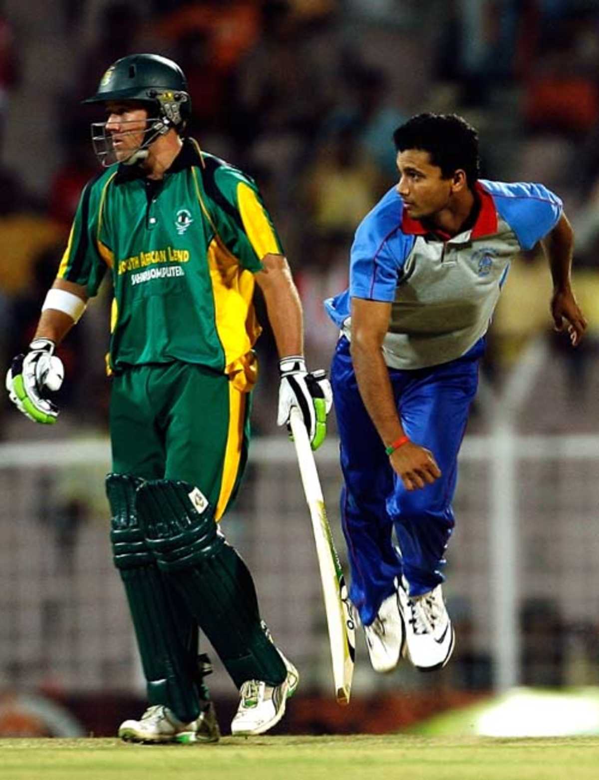 AB de Villiers looks on as Mashrafe Mortaza is in his follow through at the third ODI of the Afro-Asia Cup at Chennai