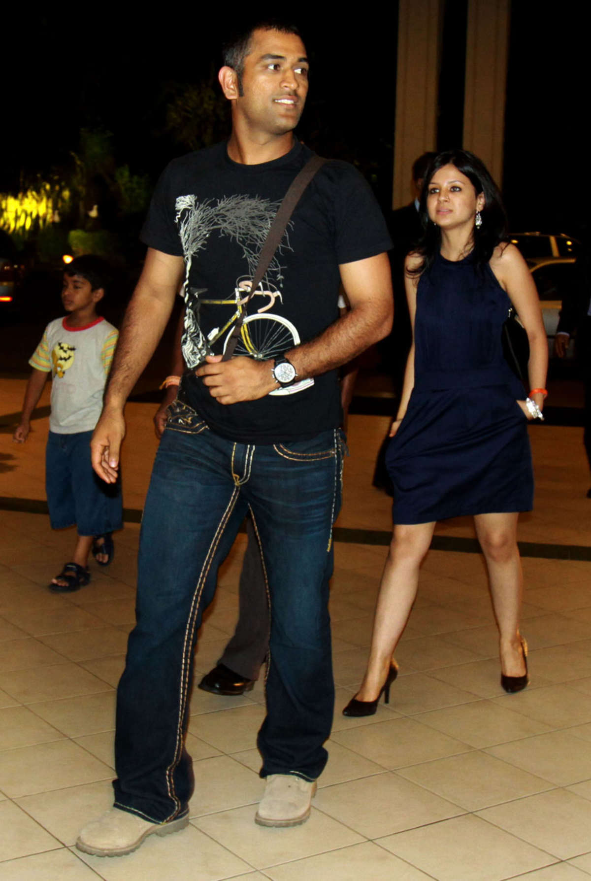 dhoni sakshi photo