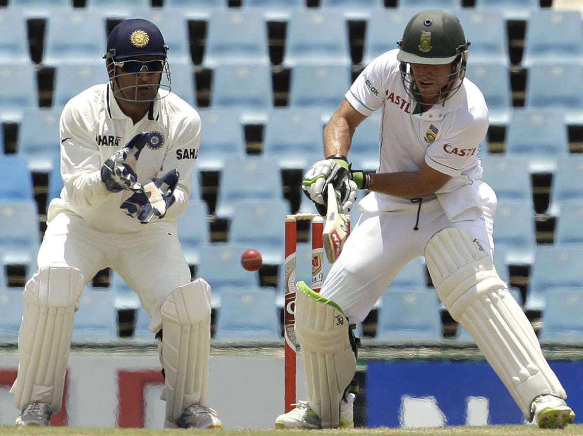 Rahul Dravid, MS Dhoni and VVS Laxman watch a dog walk across the ground |  ESPNcricinfo.com