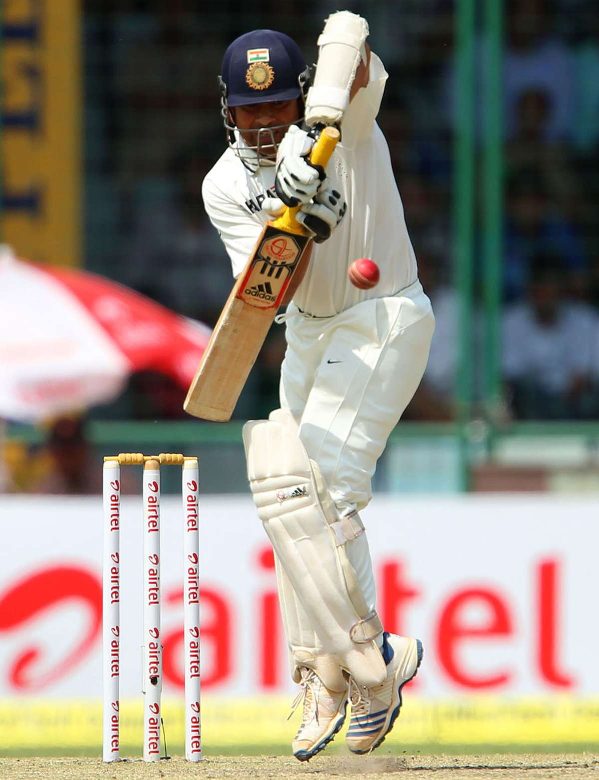 MS Dhoni and Quinton de Kock watch as the ball sails | ESPNcricinfo.com