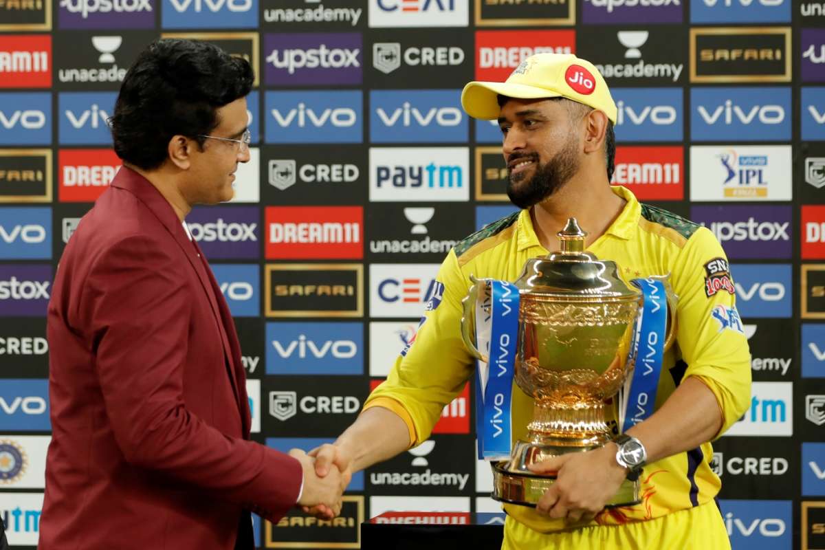 MS Dhoni collects the IPL 2021 trophy | ESPNcricinfo.com
