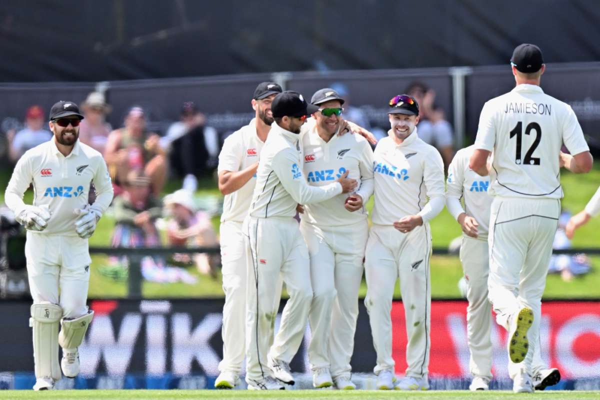 The New Zealand team gather around Ross Taylor after his 163rd Test catch ESPNcricinfo