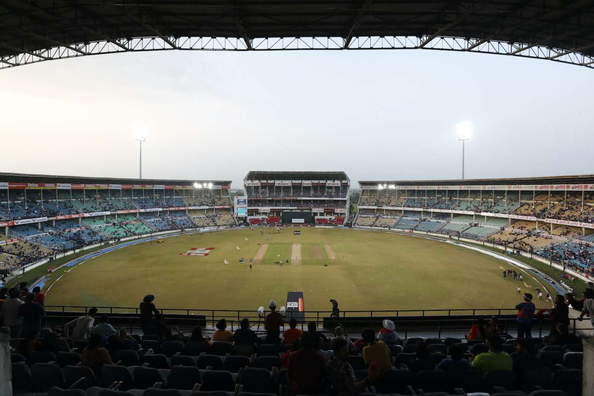 Andrew Flintoff and Ricky Ponting watch the ball closely | ESPNcricinfo.com