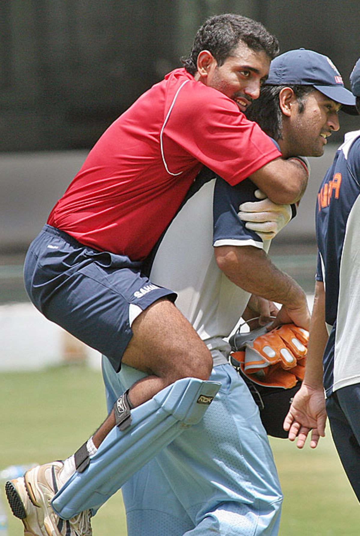 MS Dhoni carries Robin Uthappa on his back | ESPNcricinfo.com