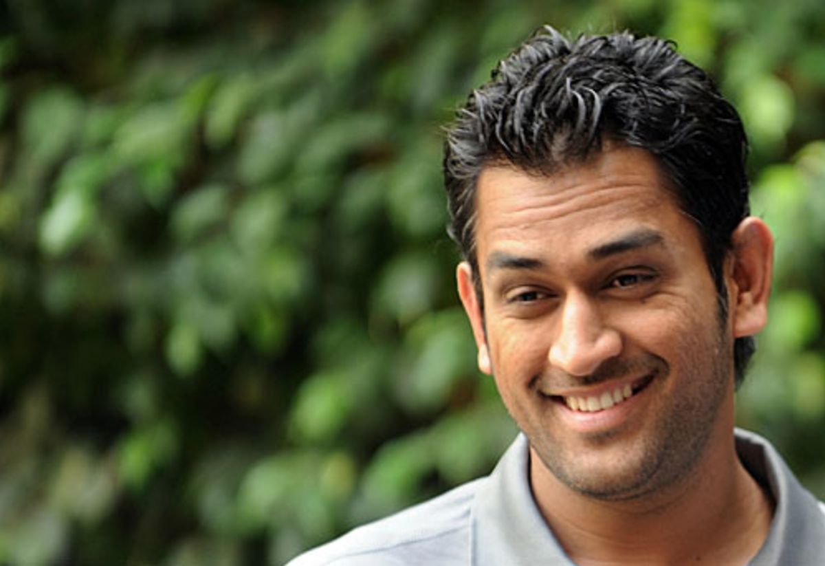 MS Dhoni gets ready for the India squad photo before leaving for England, Mumbai, May 29, 2009