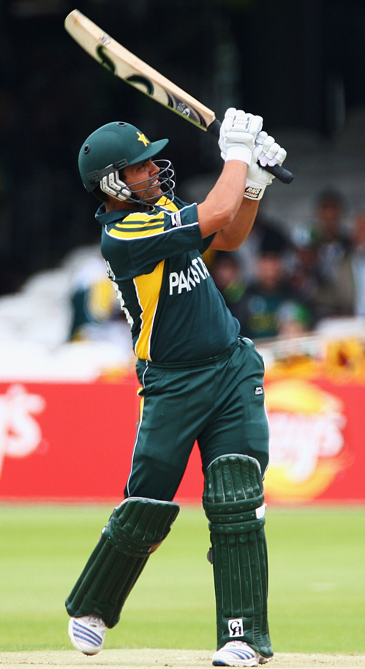 Kamran Akmal goes high over deep backward square leg | ESPNcricinfo.com