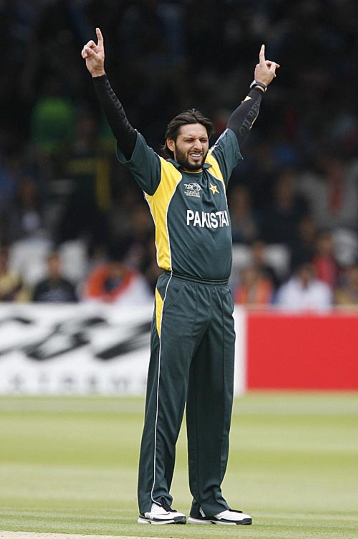 Shahid Afridi shows his delight after dismissing Sanath Jayasuriya ...