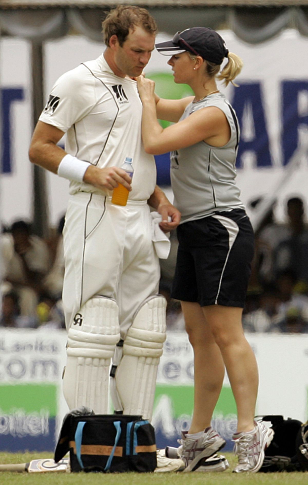New Zealand physio Kate Stalker attends to Tim McIntosh, Sri Lanka v New Zealand, 1st Test, Galle, 3rd day, August 20, 2009