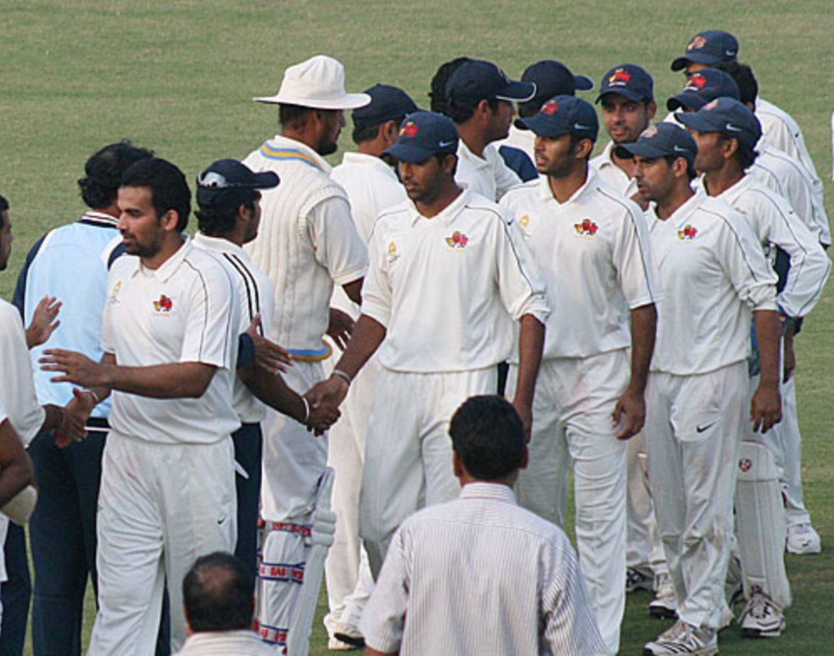 Zaheer Khan leads the Mumbai players off the pitch