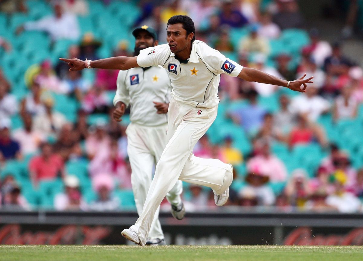 Danish Kaneria celebrates one of his four wickets, Australia v Pakistan, 2nd Test, Sydney, 3rd day, January 5, 2010