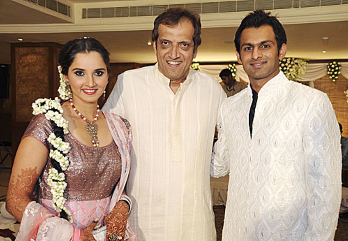 Shoaib Malik and Sania Mirza pose with Sania's father Imran Mirza ...