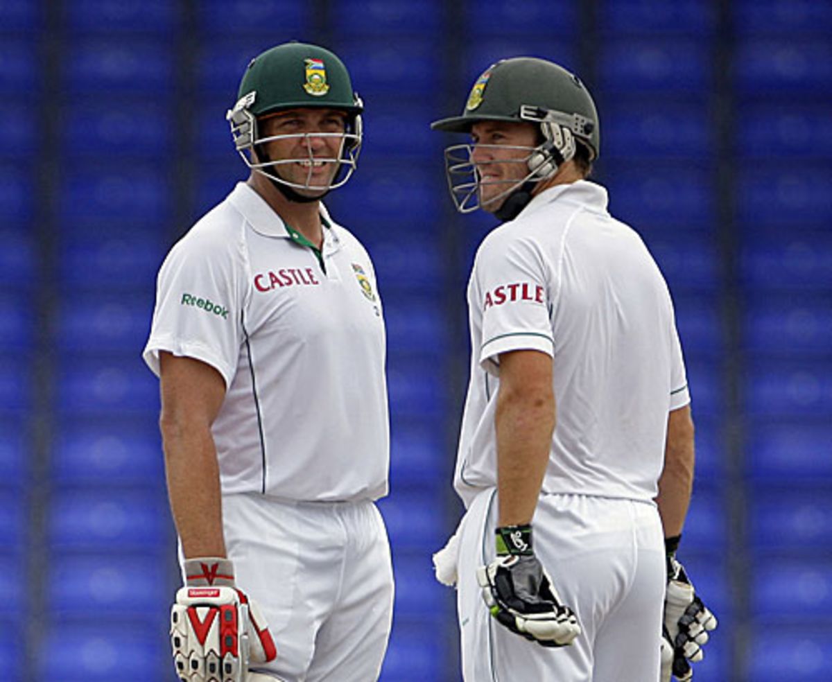 Jacques Kallis and AB de Villiers chat during their stand of 138 ...