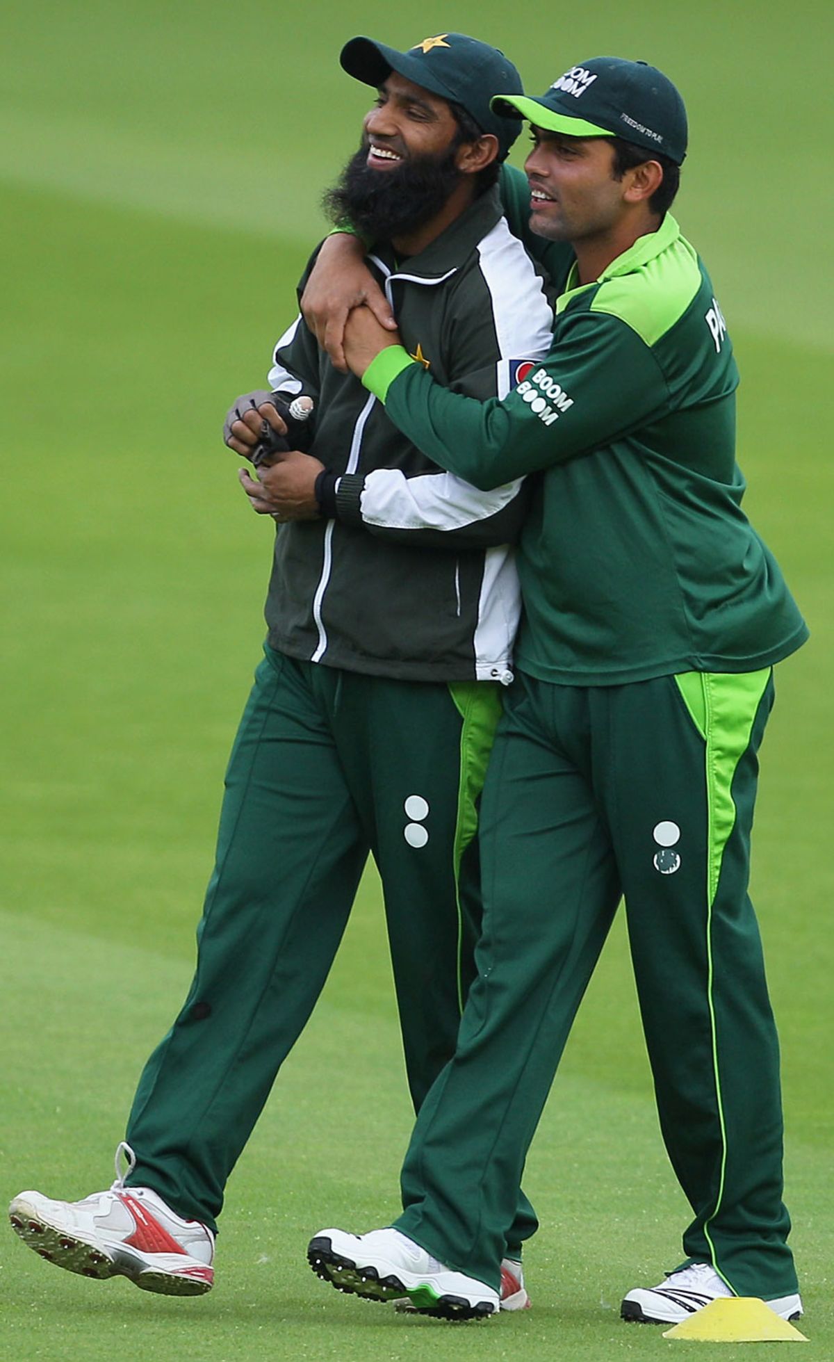 Mohammad Yousuf and Kamran Akmal share a joke as Pakistan prepare for the series finale at Lord's, August 24, 2010