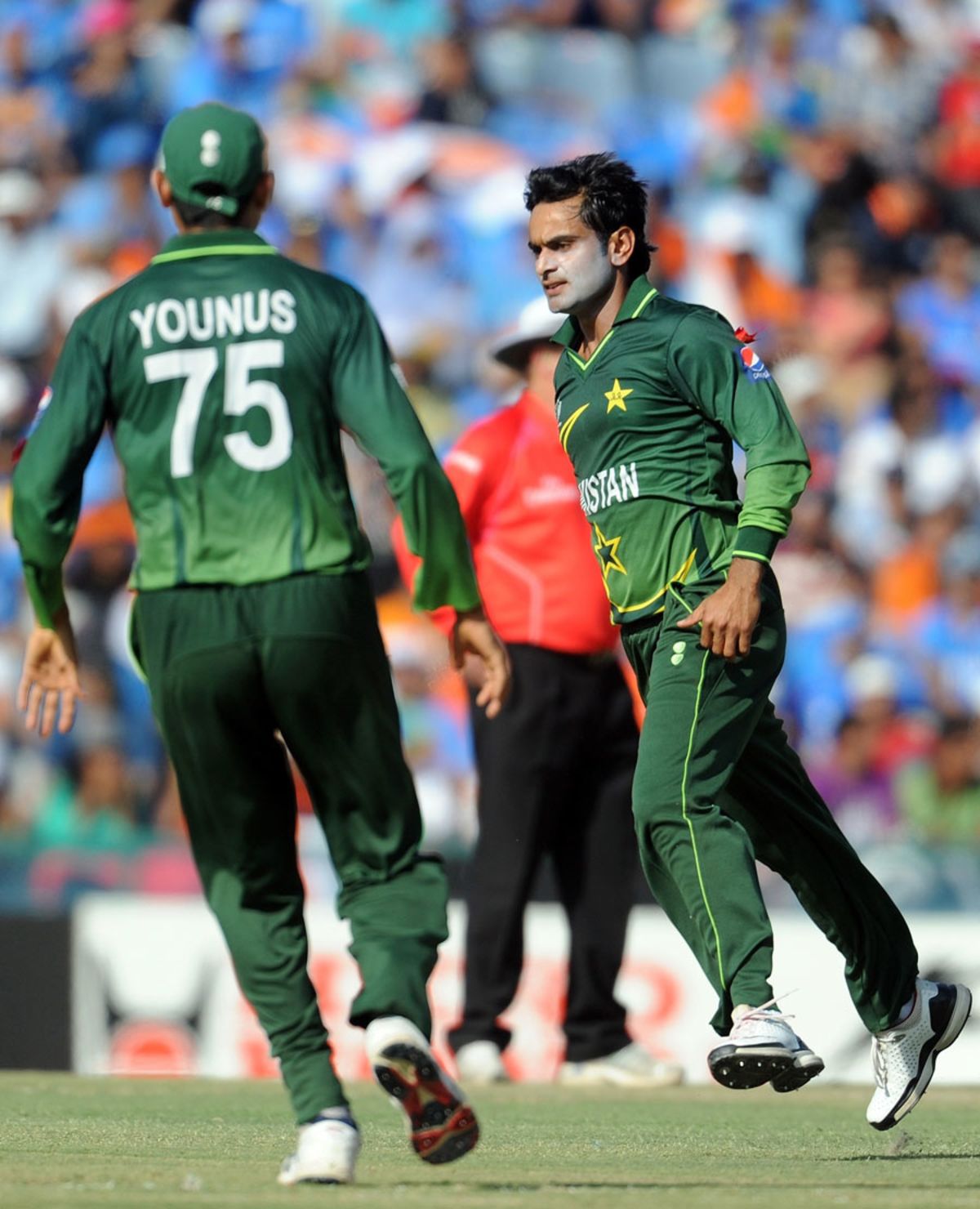 Mohammad Hafeez And Younis Khan Celebrate Gautam Gambhirs Dismissal