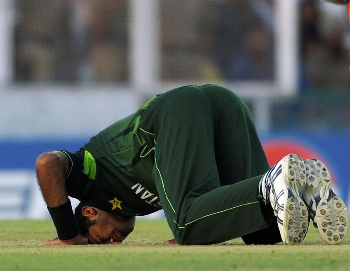 Wahab Riaz celebrates his five-for by performing the sajda ...