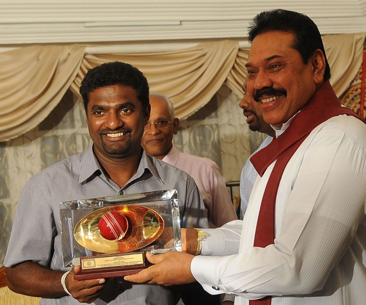 Muttiah Muralitharan is presented with a souvenir by Sri Lankan president Mahinda Rajapakse, Colombo, April 4, 2011