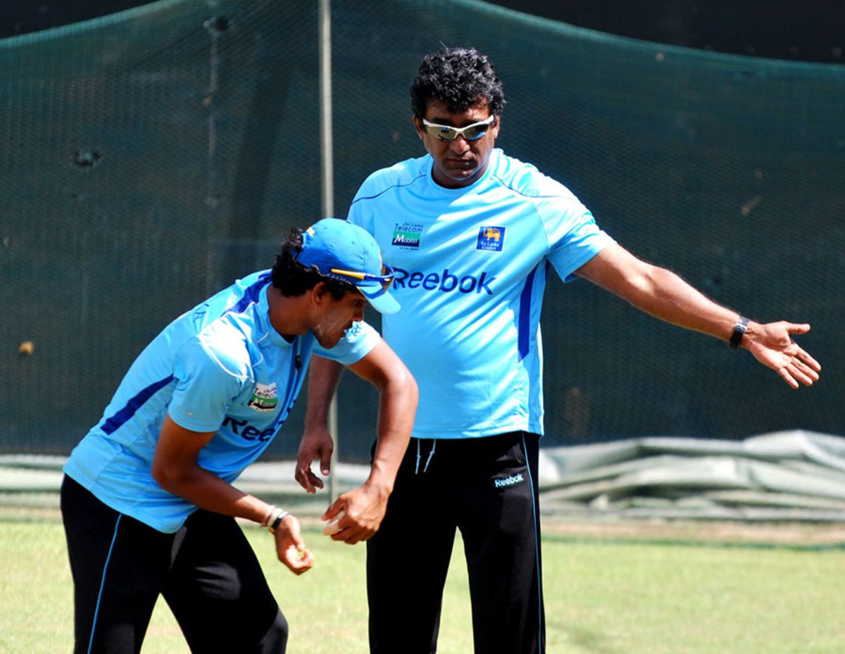 Rumesh Ratnayake advises Dinesh Chandimal | ESPNcricinfo.com