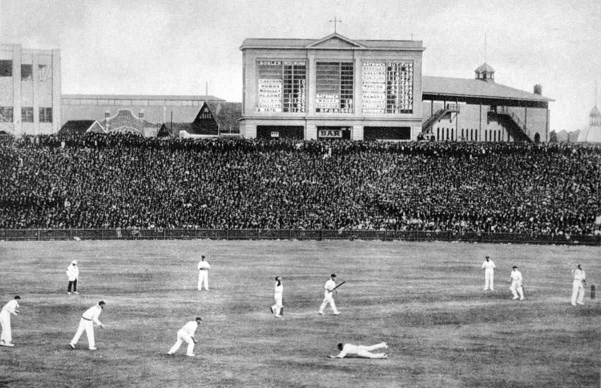 Arthur Mailey and Bert Oldfield add 62 for the final wicket, Australia v England, 1st Test, Sydney, 2nd day, December 20, 1924