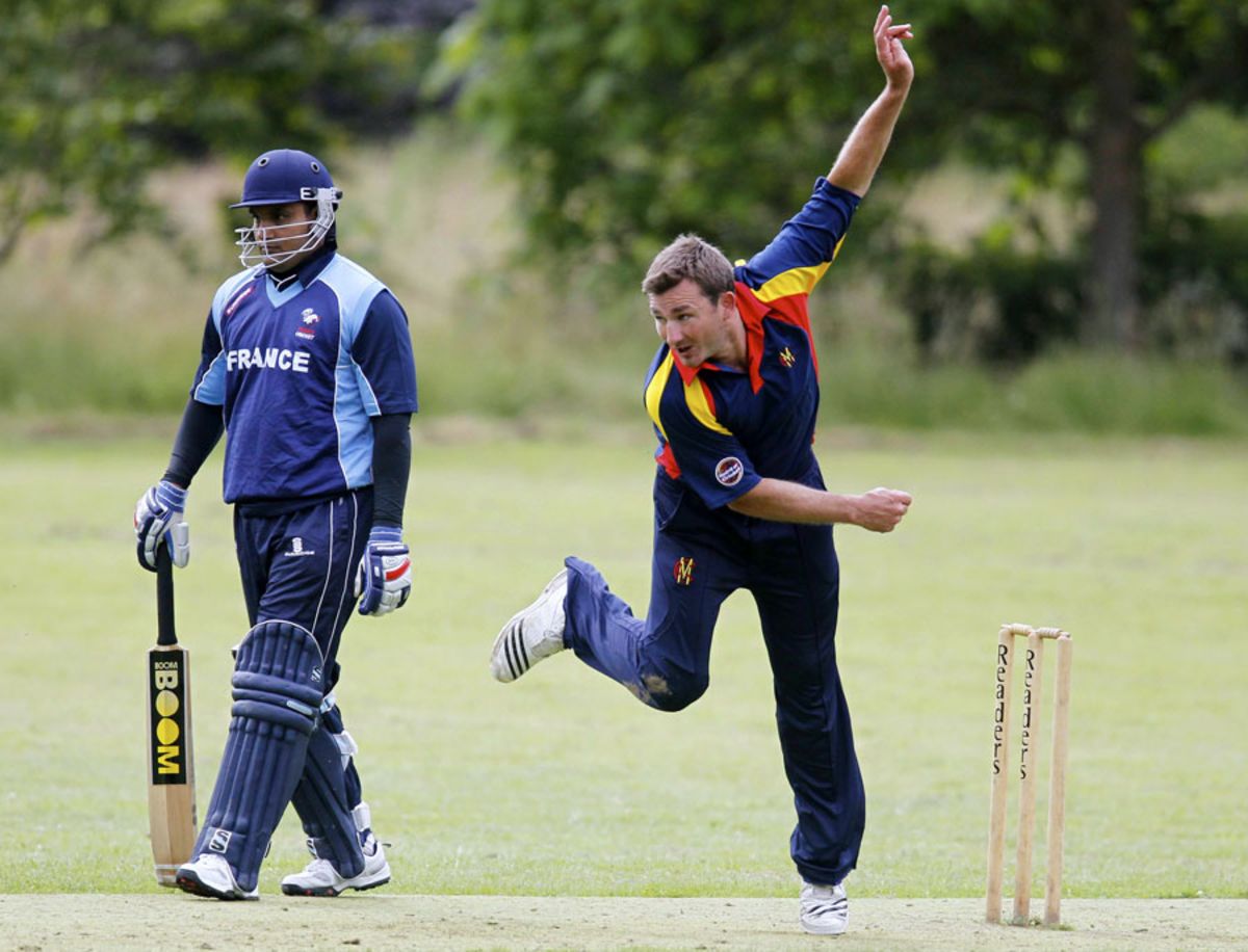 Richie Benaud with Sir Peter Ricketts and MCC captain Steve Livermore