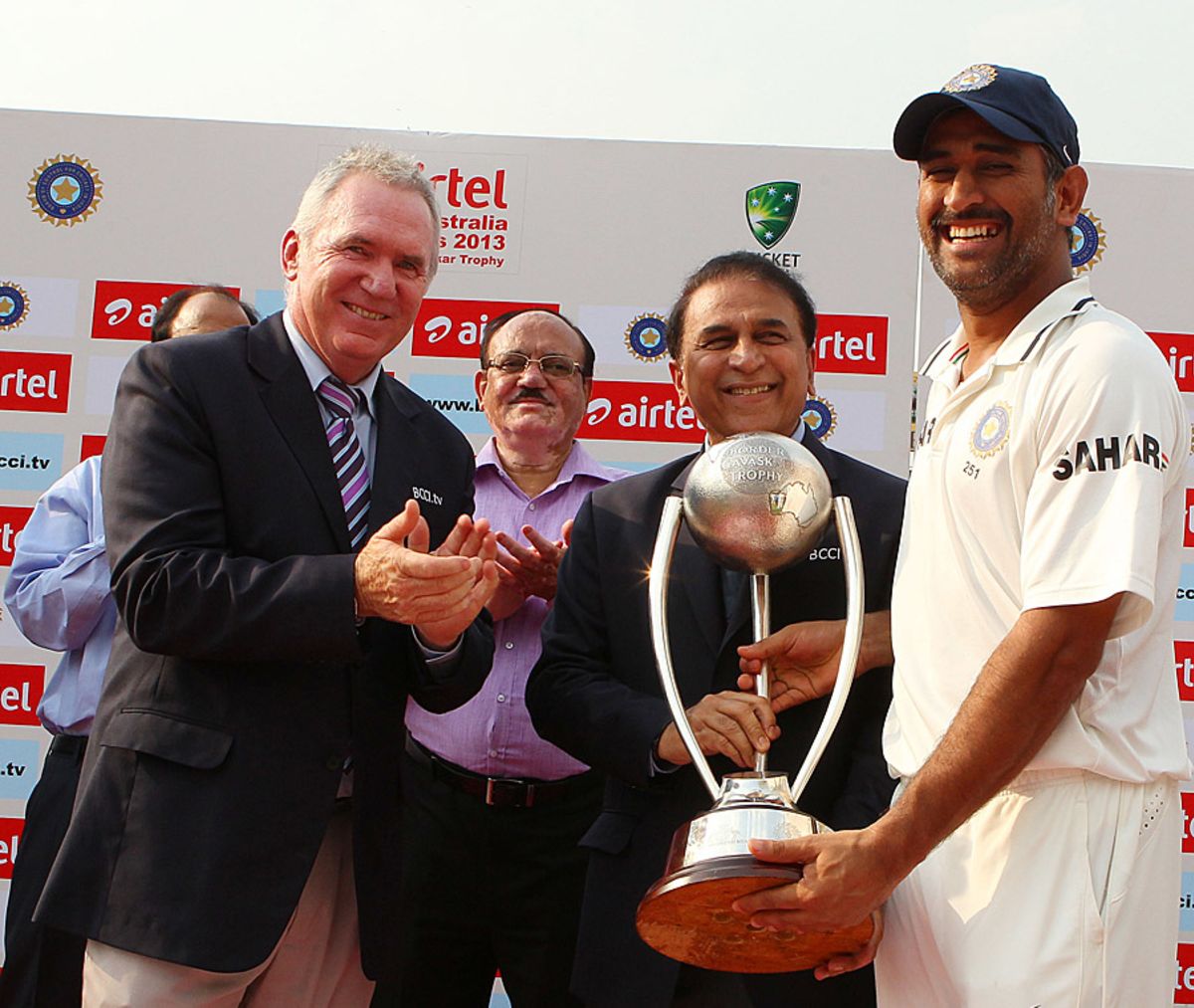 MS Dhoni with the Border-Gavaskar trophy | ESPNcricinfo.com