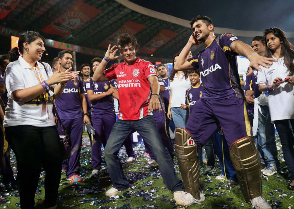 KKR team owner Shah Rukh Khan and Man of the Match Manish Pandey show ...