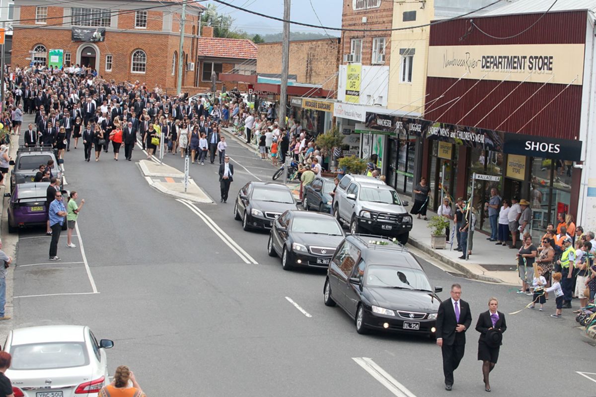 Phillip Hughes' funeral procession winds its way through Macksville