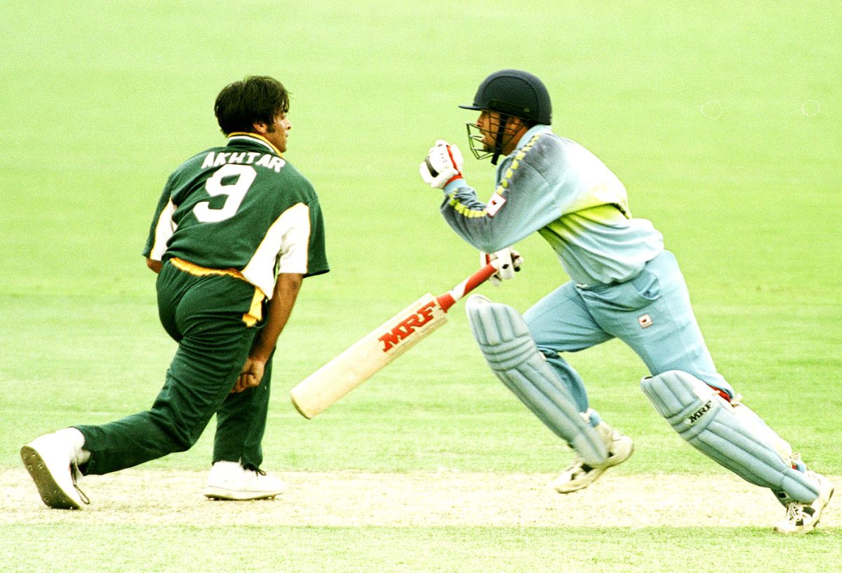Sachin Tendulkar runs past Shoaib Akhtar, India v Pakistan, Carlton and Breweries United, Adelaide, January 25, 2000
