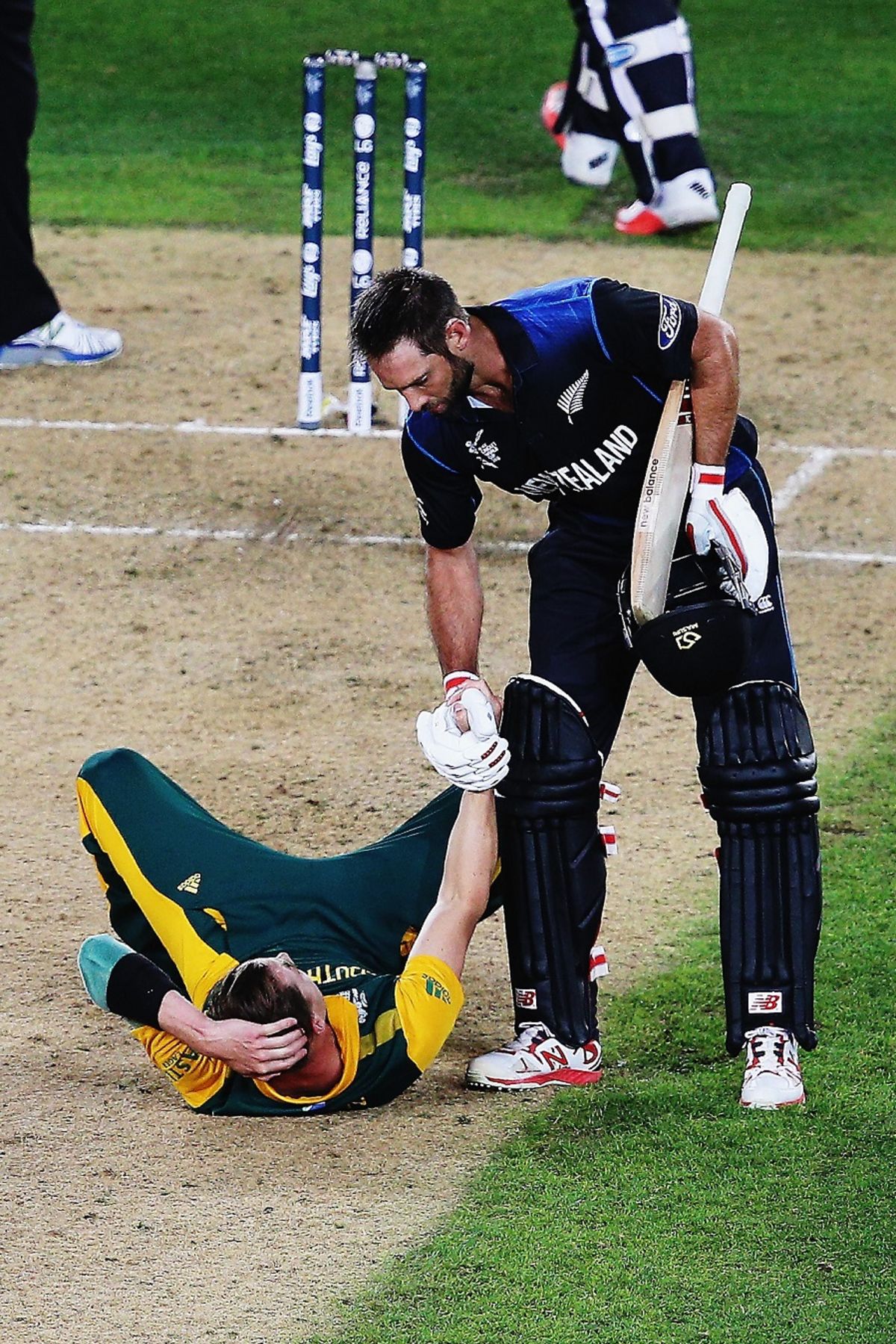 Grant Elliott helps Dale Steyn up after a highly emotional finish, New Zealand v South Africa, World Cup 2015, 1st Semi-Final, Auckland, March 24, 2015