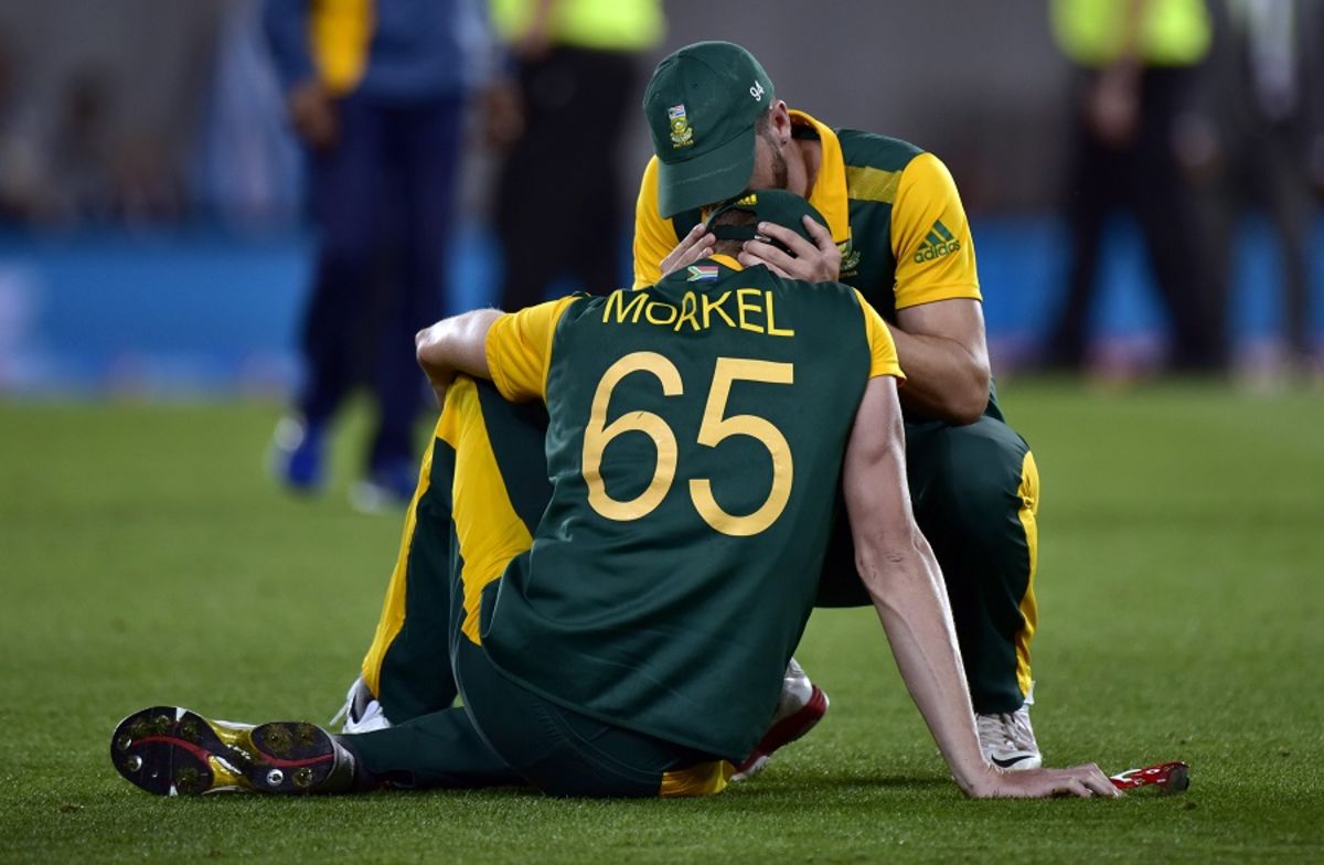 A teary-eyed Morne Morkel is consoled by Wayne Parnell, New Zealand v South Africa, World Cup 2015, 1st Semi-Final, Auckland, March 24, 2015