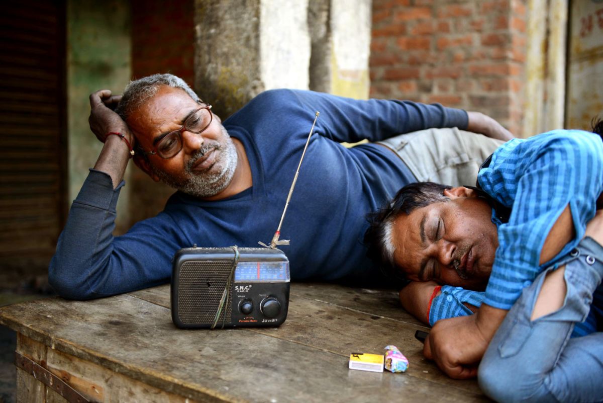 Mechanics in Ahmedabad listen to the India-Pakistan World Cup match on the  radio 