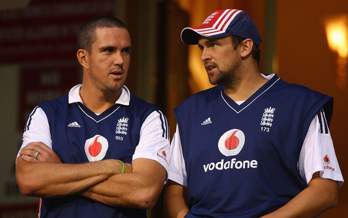 Kevin Pietersen and Steve Harmison have a chat, Bangalore, November 22, 2008