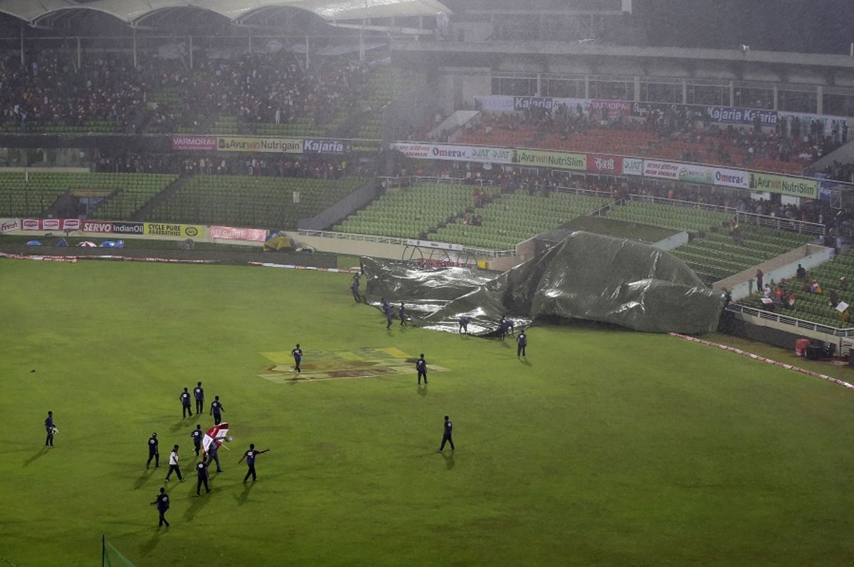 Rain and wind tested the Mirpur groundstaff, Bangladesh v India, Asia Cup final, Mirpur, March 6, 2016