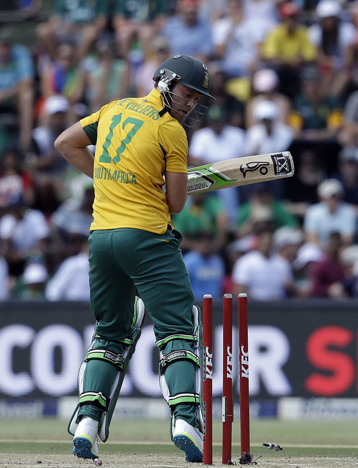 AB de Villiers chopped on against John Hastings, South Africa v Australia, 2nd T20, Johannesburg, March 6, 2016
