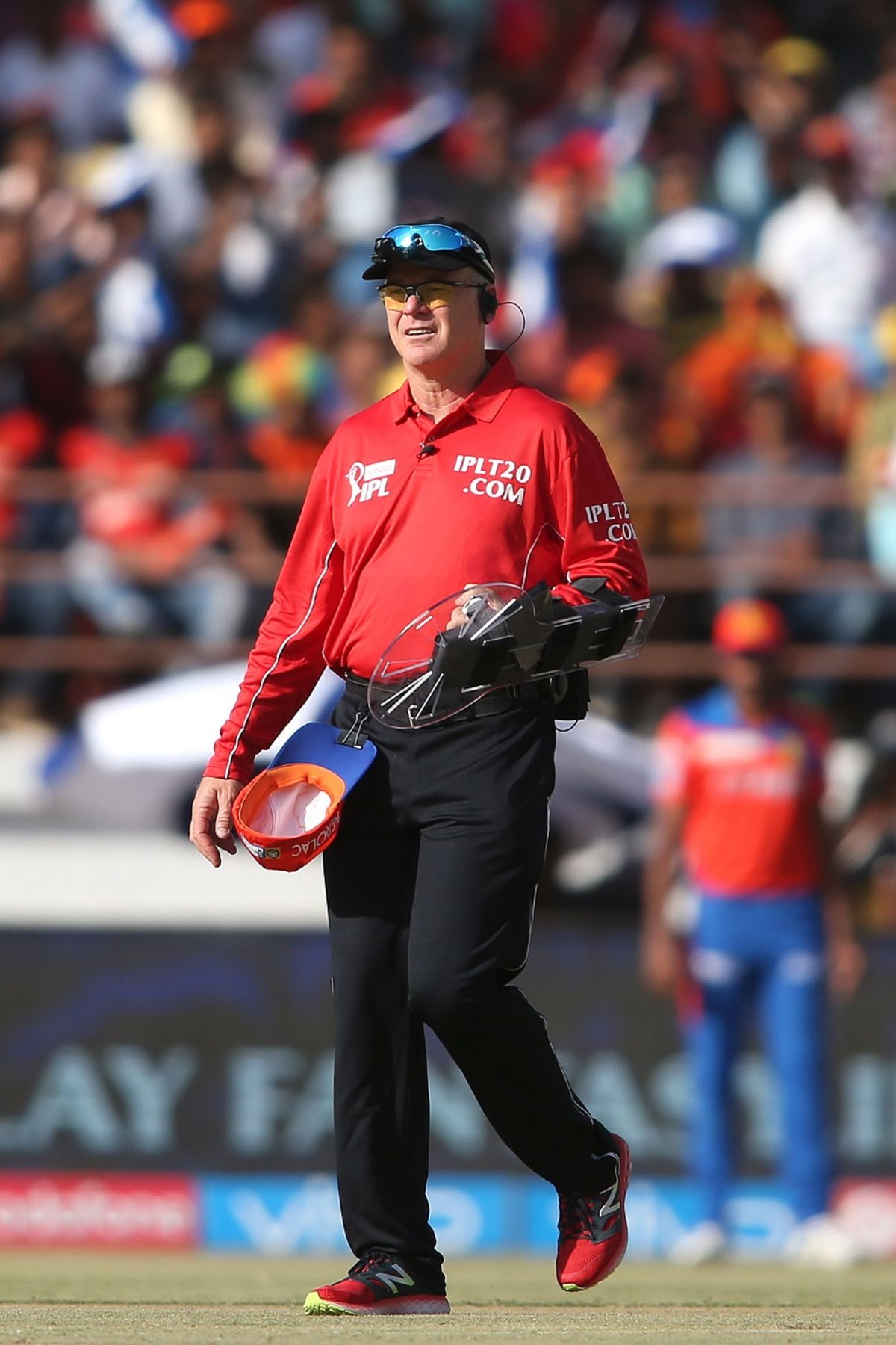 Know about the equipment umpire Bruce Oxenford was wearing on his hand