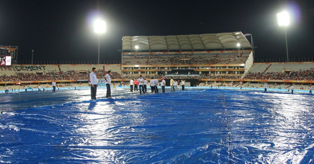 Rain delayed the start of play by an hour, Sunrisers Hyderabad v Royal Challengers Bangalore, IPL 2016, Hyderabad, April 30, 2016