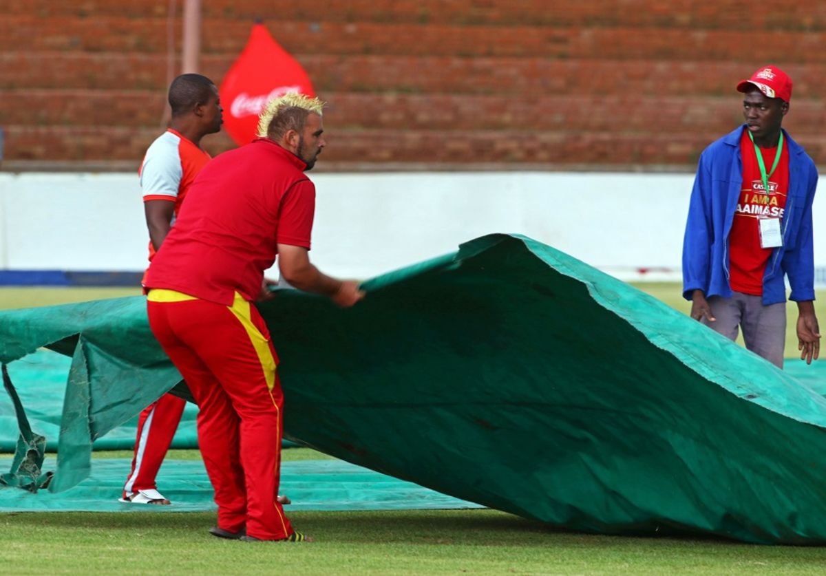 Rain kept the groundstaff busy, Zimbabwe v Sri Lanka, tri-series, Bulawayo, November 21, 2016