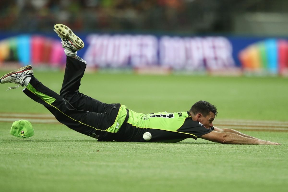 clint-mckay-drops-a-catch-espncricinfo