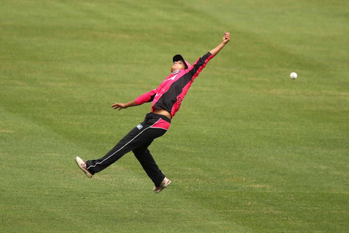 Lisa Sthalekar Attempts To Take A Catch Espncricinfo Com