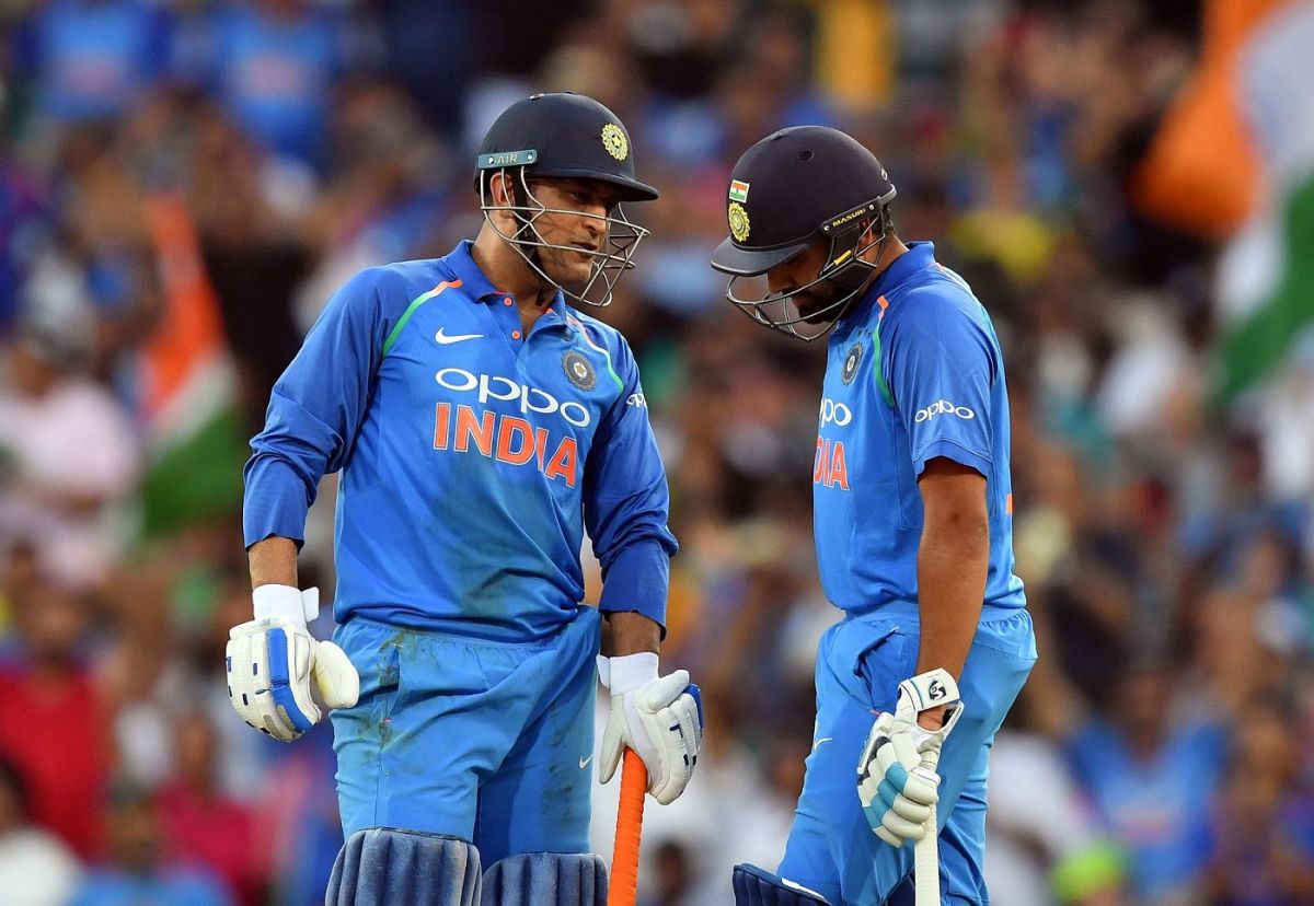 MS Dhoni and Rohit Sharma chat during their partnership 