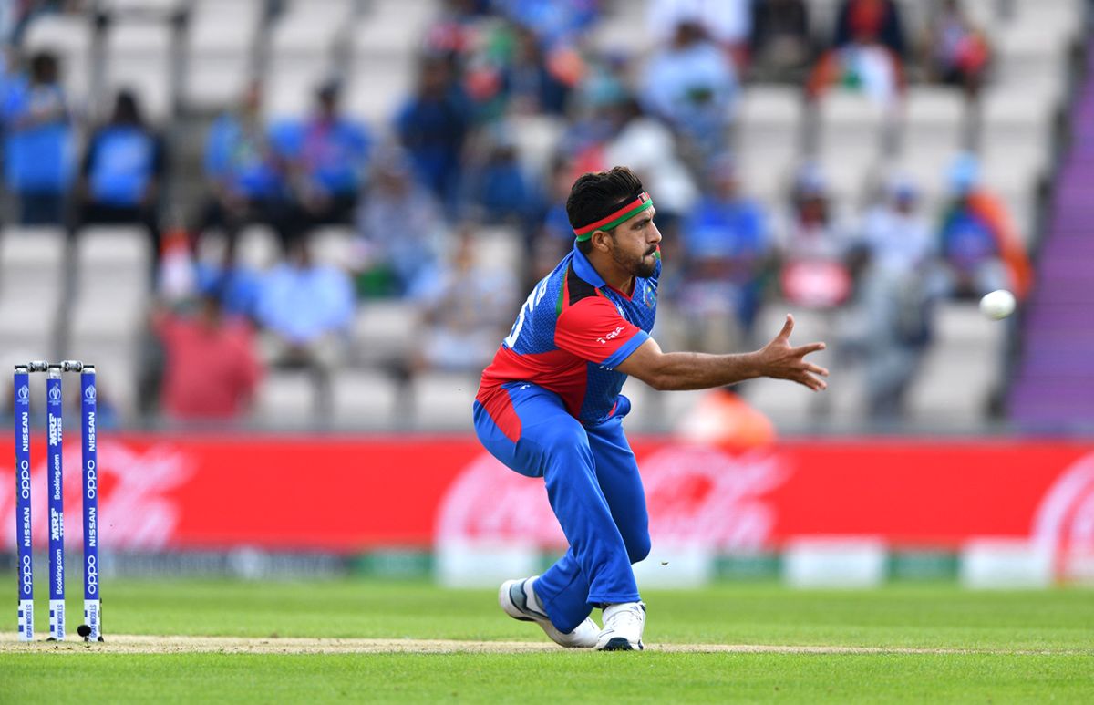 Aftab Alam shapes to collect a throw | ESPNcricinfo.com