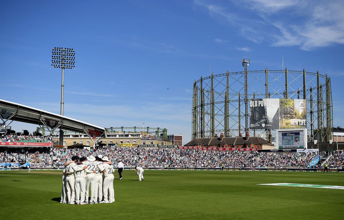 England go into a huddle ahead of the fourth innings, England v Australia, 5th Test, The Oval, September 15, 2019