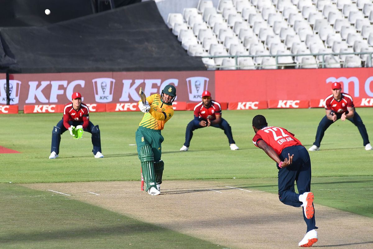 Quinton de Kock pulls through the leg side