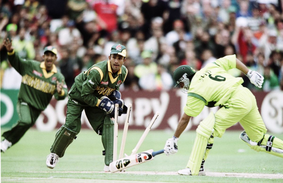 Khaled Mashud runs out Saeed Anwar, Bangladesh v Pakistan, World Cup, Northampton, May 31, 1999