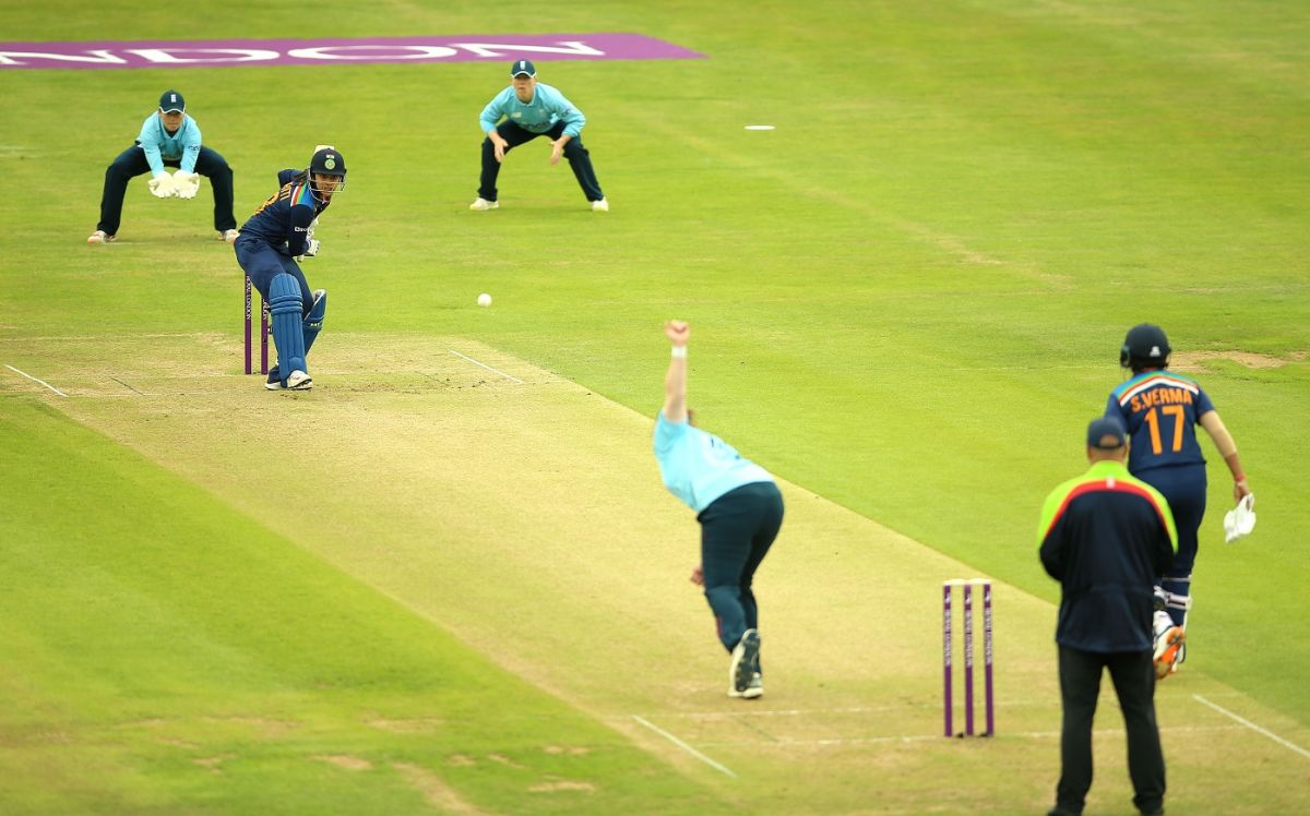 Anya Shrubsole bowls to Smriti Mandhana, England vs India, 1st ODI, Bristol, June 27, 2021