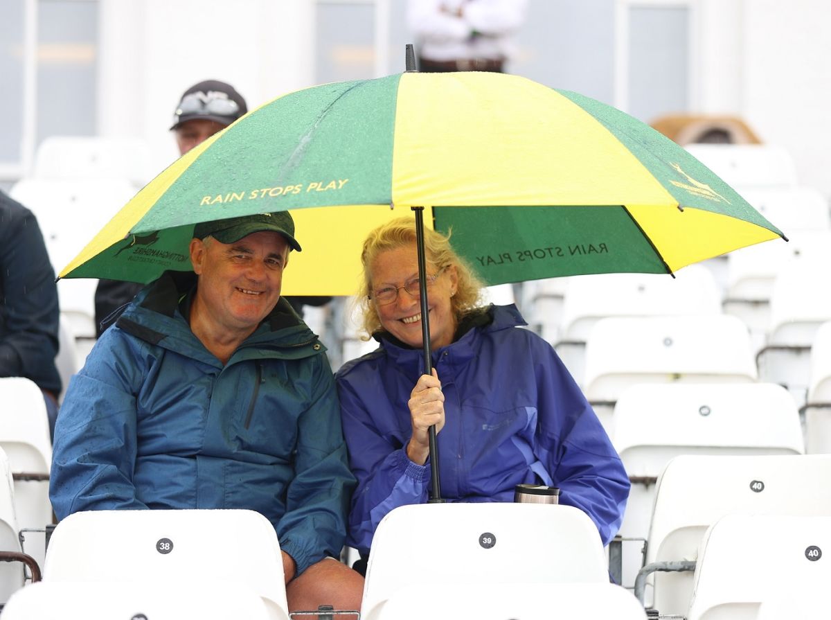 Spectators take shelter at Trent Bridge, England vs India, 1st Test, Nottingham, 2nd day, August 5, 2021