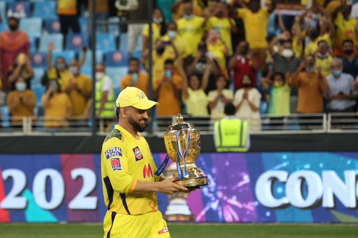 MS Dhoni with the IPL 2021 trophy