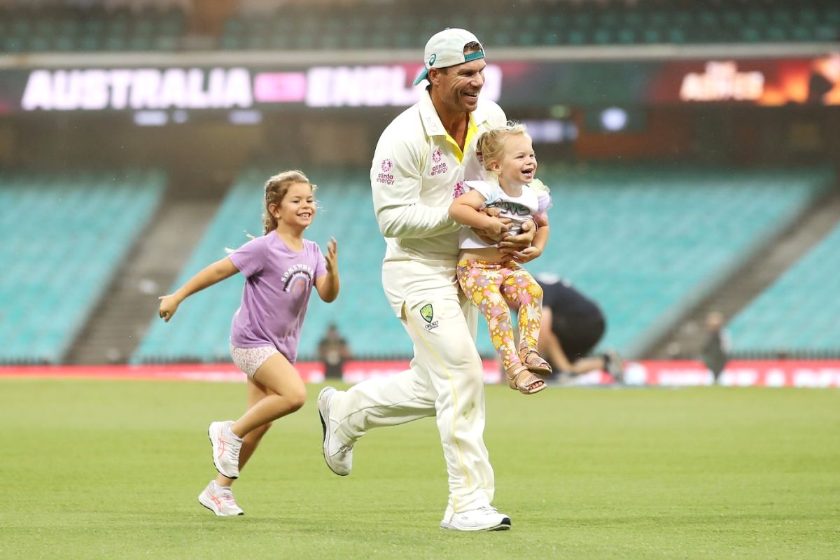 David Warner relaxes with his kids after day five at the SCG, Australia vs England, Men's Ashes, 4th Test, 5th day, Sydney, January 9, 2022