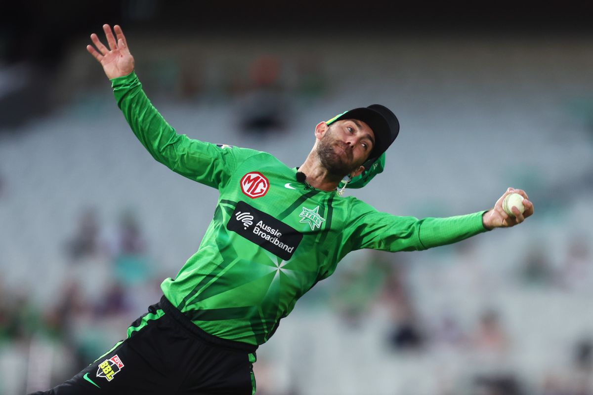 Glenn Maxwell holds on to a stunning one-handed catch, Melbourne Stars vs Brisbane Heat, BBL 2021-22, Melbourne, January 16, 2022