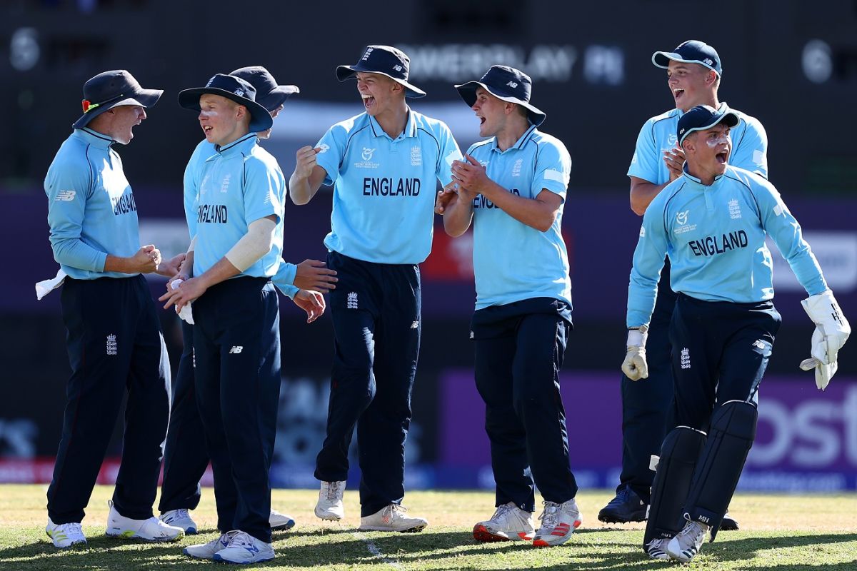 The England players celebrate a wicket, Bangladesh vs England, Under-19 World Cup, Basseterre, January 16, 2022