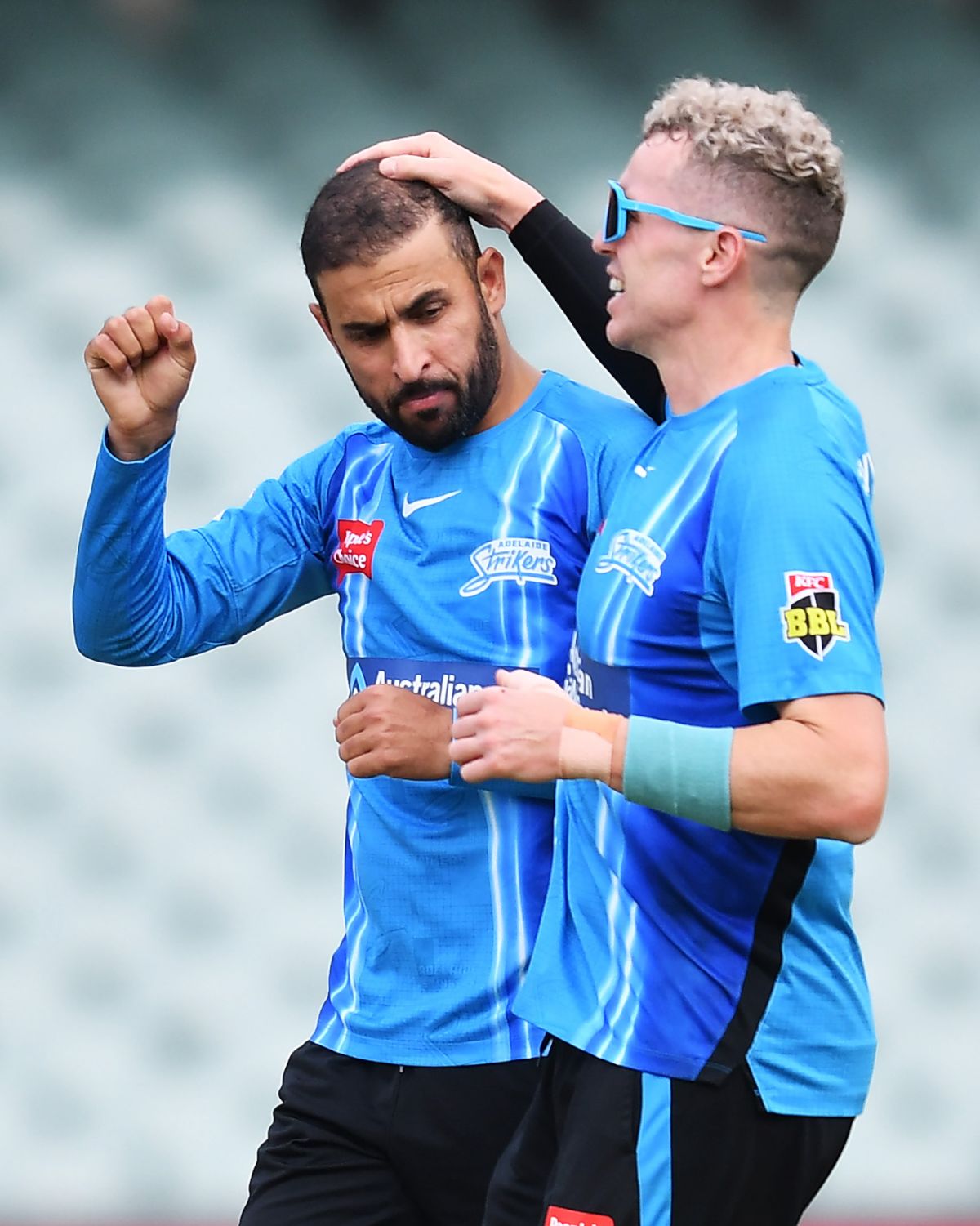 Fawad Ahmed celebrates a wicket with Peter Siddle, Adelaide Strikers vs Sydney Sixers, BBL 2021-22, Adelaide, January 17, 2022
